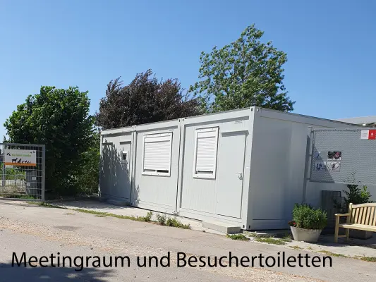 unser Meetingraum und die Besuchertoiletten