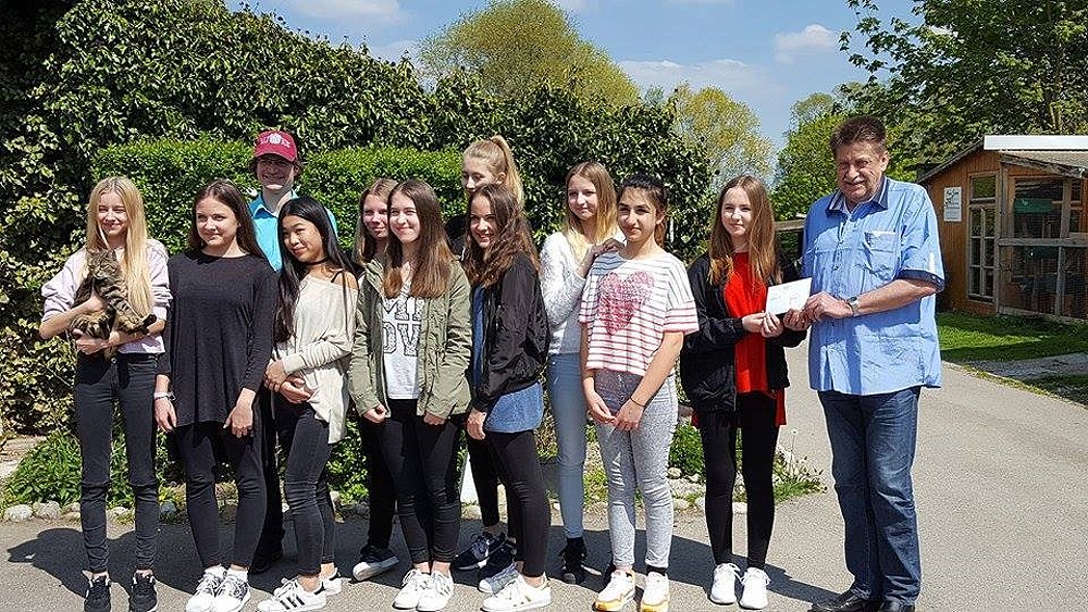 Schülerinnen bei der Spendenübergabe Klasse 8 c der MRS St. Ursula aus Donauwörth zu Besuch im Tierheim Hamlar